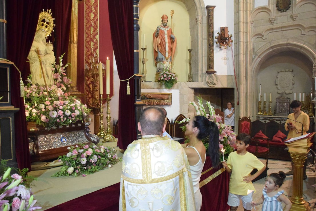 Los bebés, ante la Patrona