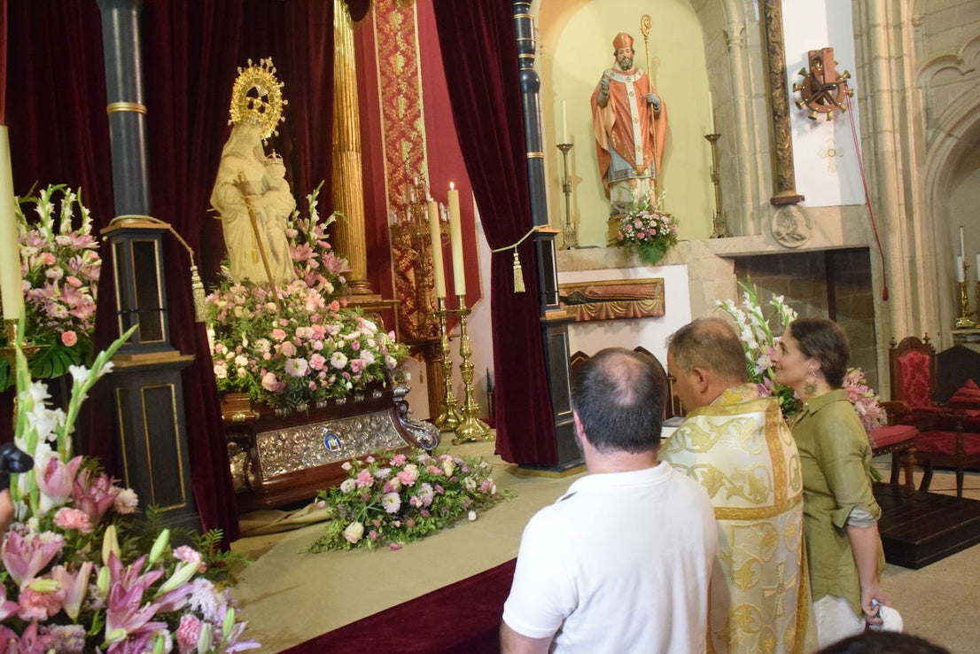 Los bebés, ante la Patrona