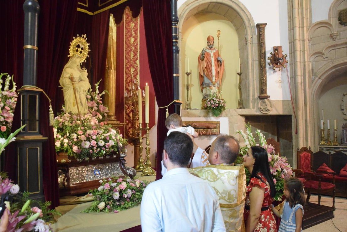 Los bebés, ante la Patrona