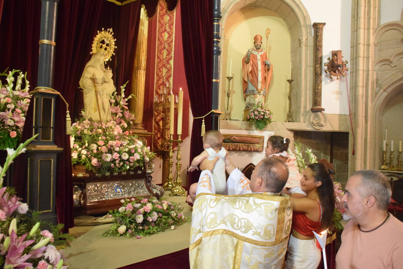 Los bebés, ante la Patrona