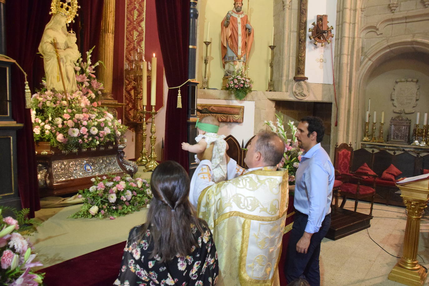 Los bebés, ante la Patrona