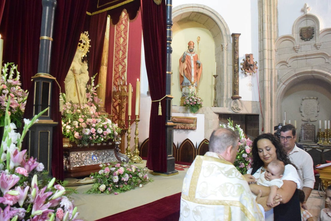 Los bebés, ante la Patrona