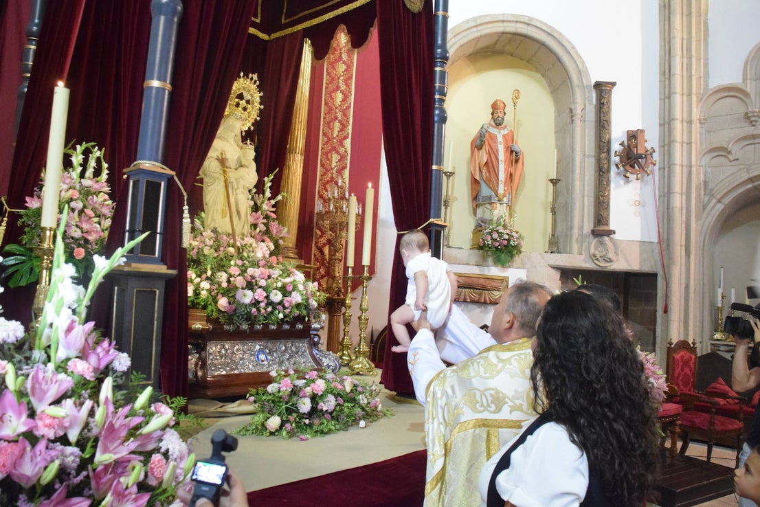 Los bebés, ante la Patrona