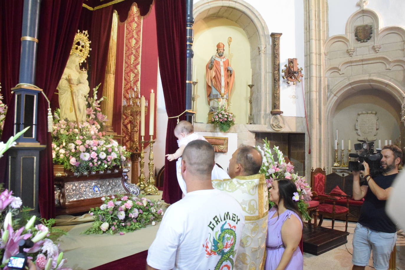 Los bebés, ante la Patrona