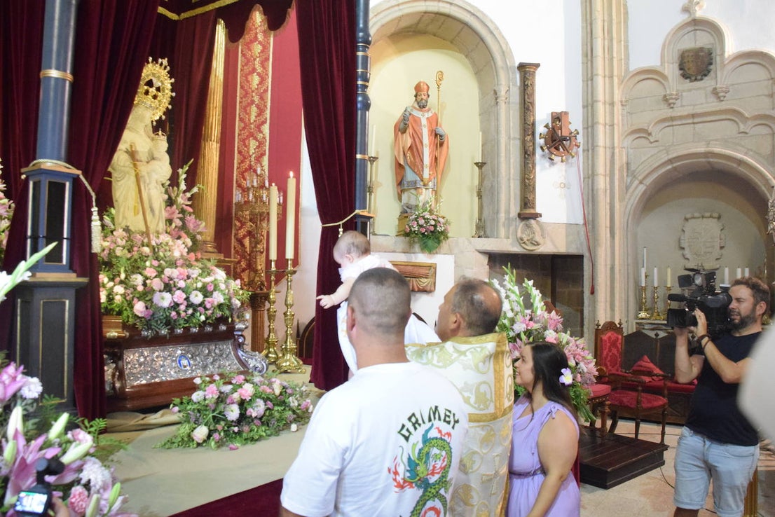 Los bebés, ante la Patrona