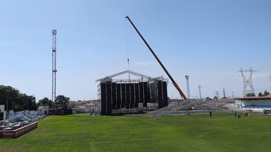 El campo de fútbol se prepara para los recitales de Antoñito Molina y El Barrio