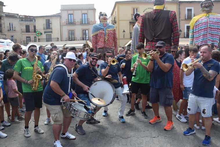 La charanga junto a los gigantes en la plaza Mayor