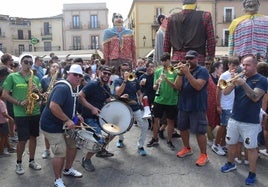 La charanga junto a los gigantes en la plaza Mayor