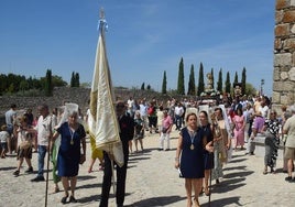 El desfiel procesional a su llegada al castillo.
