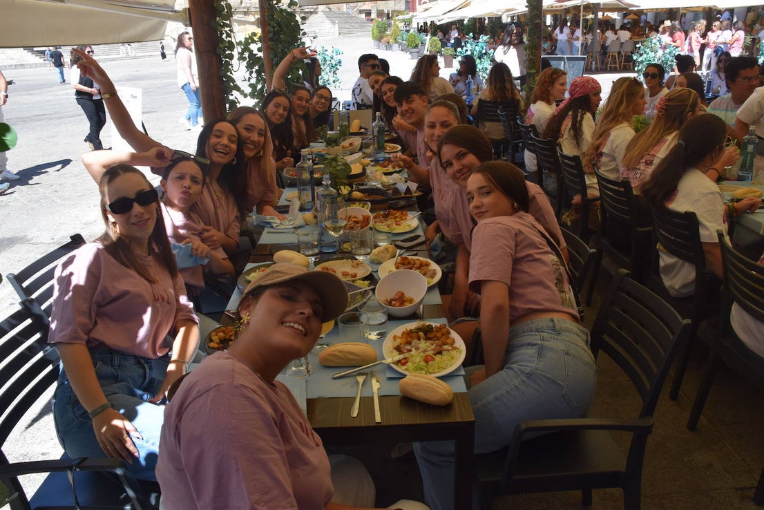 Gran ambiente en el día de la capea de las mujeres