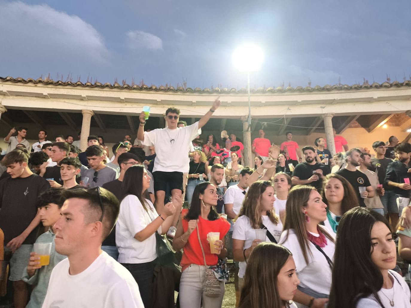 Gran ambiente en el día de la capea de las mujeres