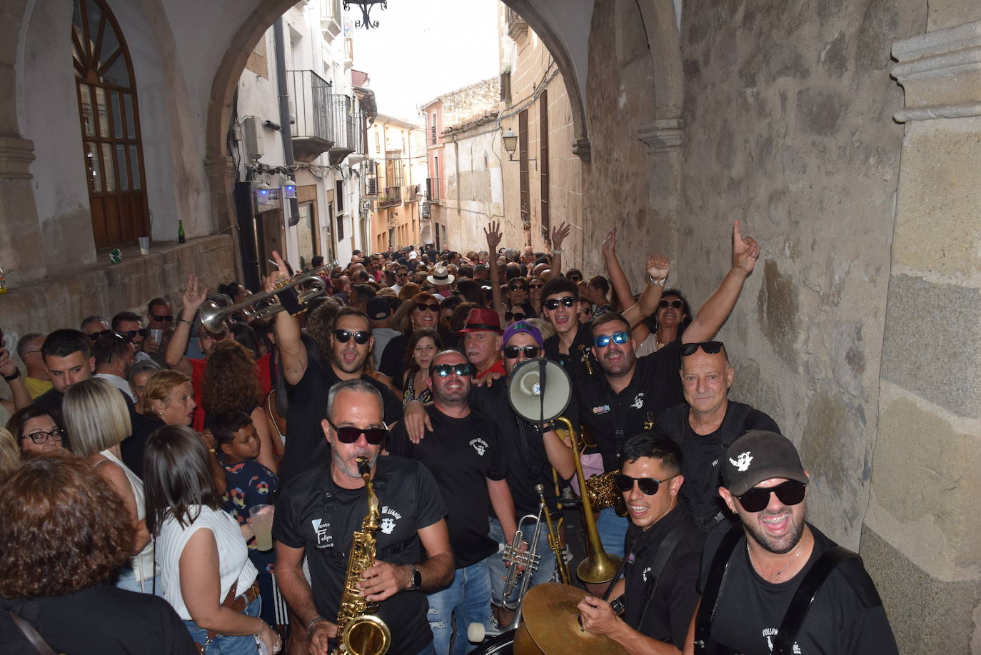 Gran ambiente en el día de la capea de las mujeres