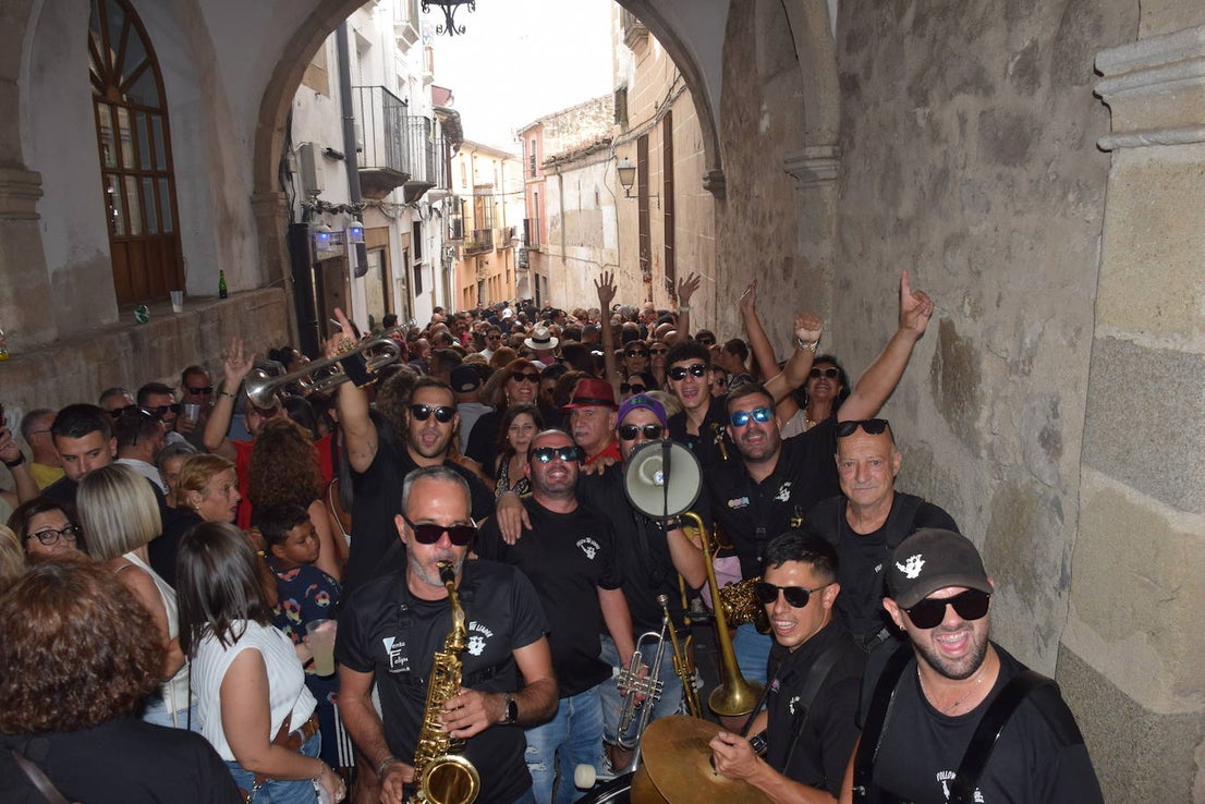 Gran ambiente en el día de la capea de las mujeres