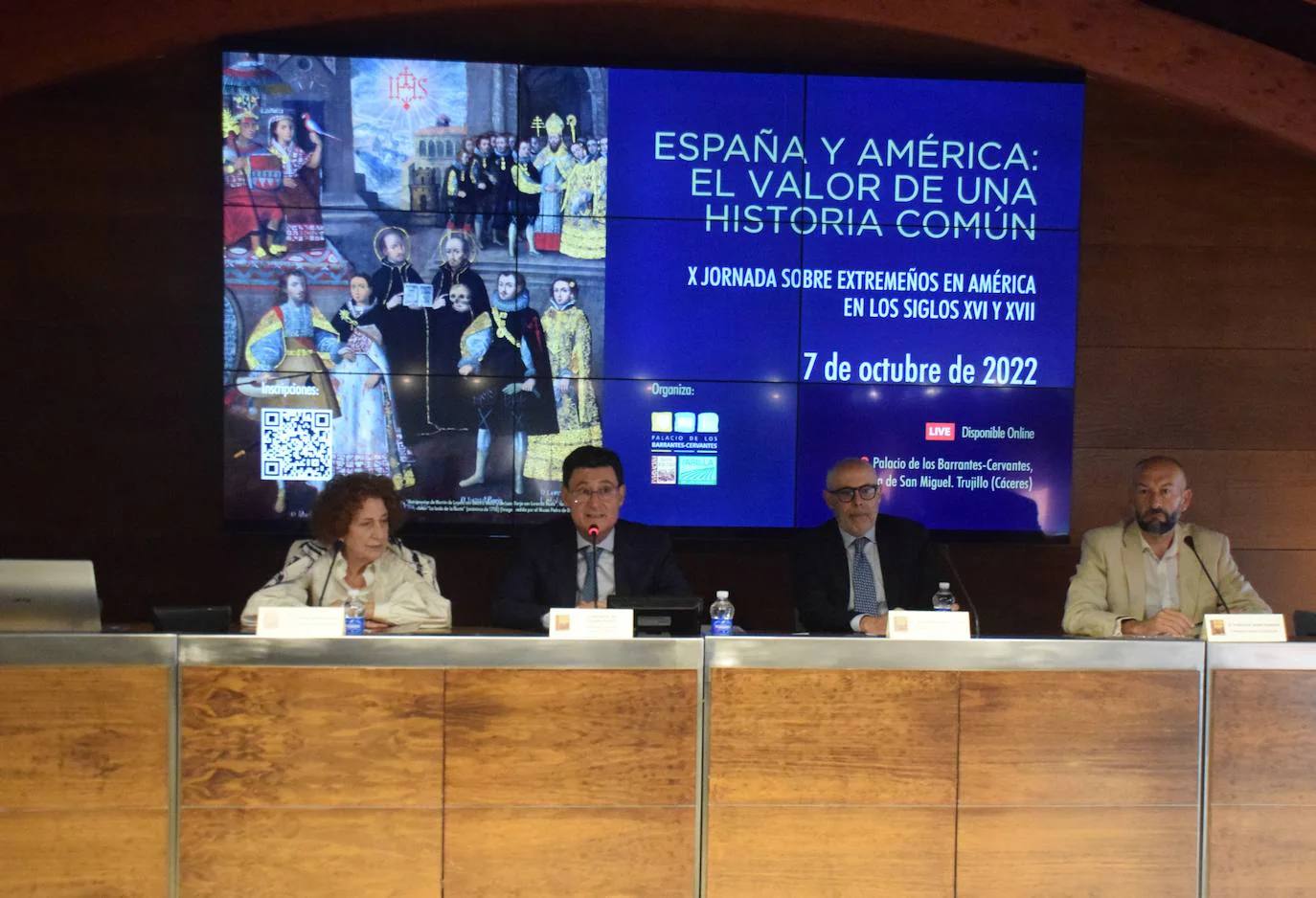 Orellana Pizarro, junto a representantes de academias de la historia, en la jornada de 2022
