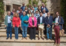 Foto familia con premiados, patrocinadores, autoridades, organizadores y participantes.