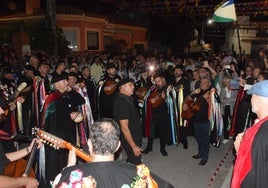 Una de las ronda de la tuna de Huertas de Ánimas, anoche.