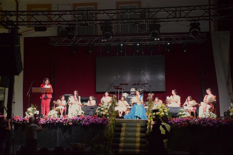 Reinas y damas con la pregonera, anoche