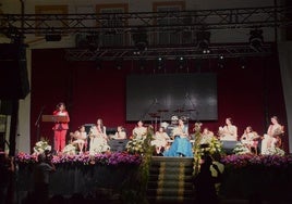 Reinas y damas con la pregonera, anoche