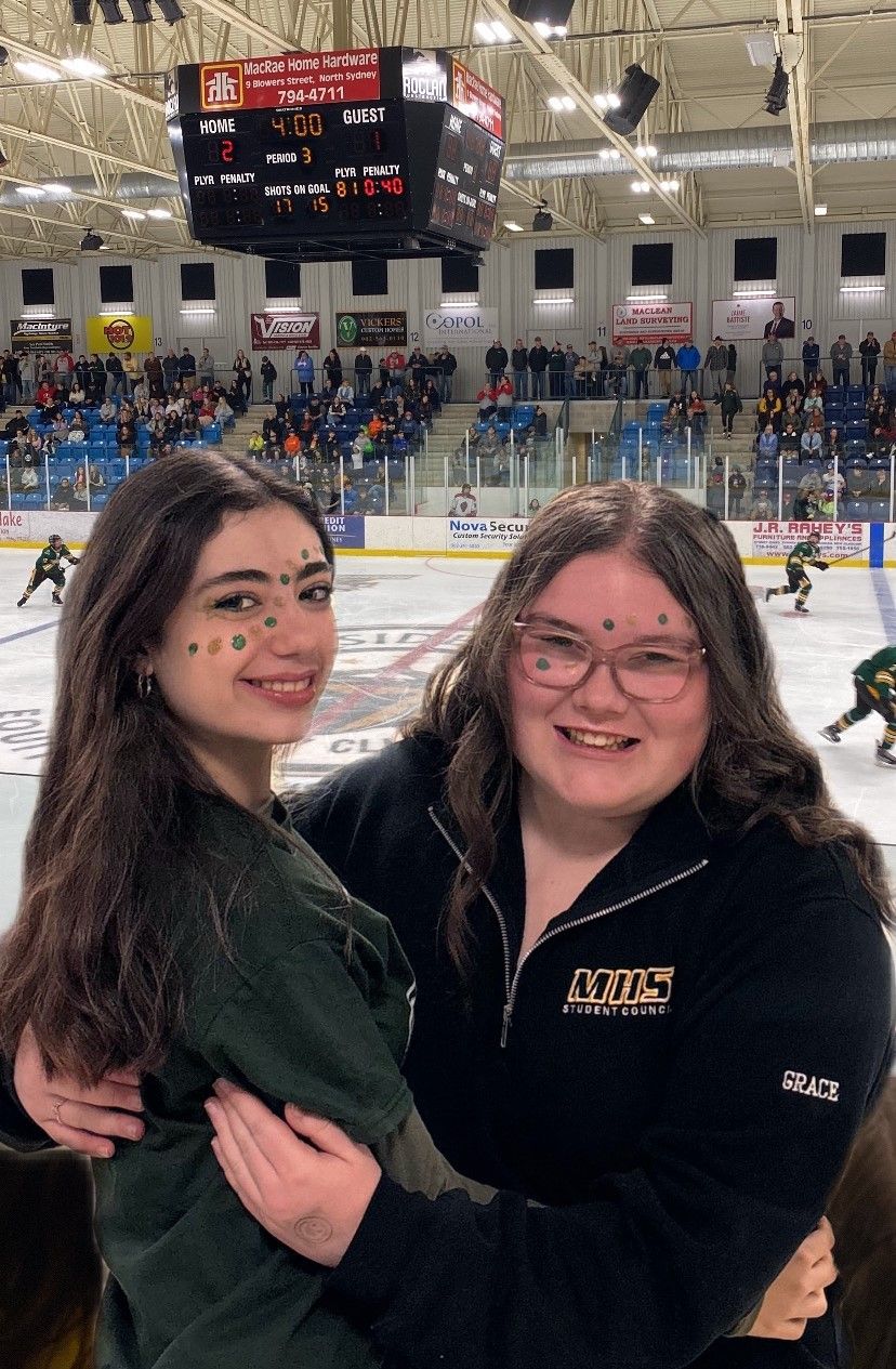 Alba, en la izquierda, con una amiga, en un partido de hockey.