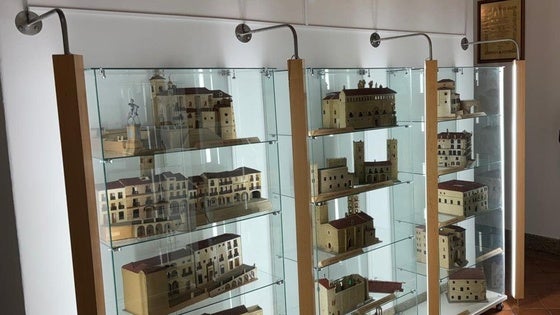 La Hermandad Virgen de la Victoria expone 40 maquetas de monumentos en la capilla del castillo