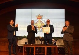 Momento del recibimiento de la medalla y de un diploma que acredita el nuevo cargo.