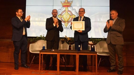 Javier Torres ya es presidente de honor de la Junta de Cofradías