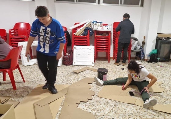 Voluntarios realizando difernetes adornos para las fiestas navideñas