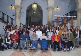 Dirigentes de ambas entidades, junto a usuarios y trabajadores del centro trujillano de Aspace Cáceres.