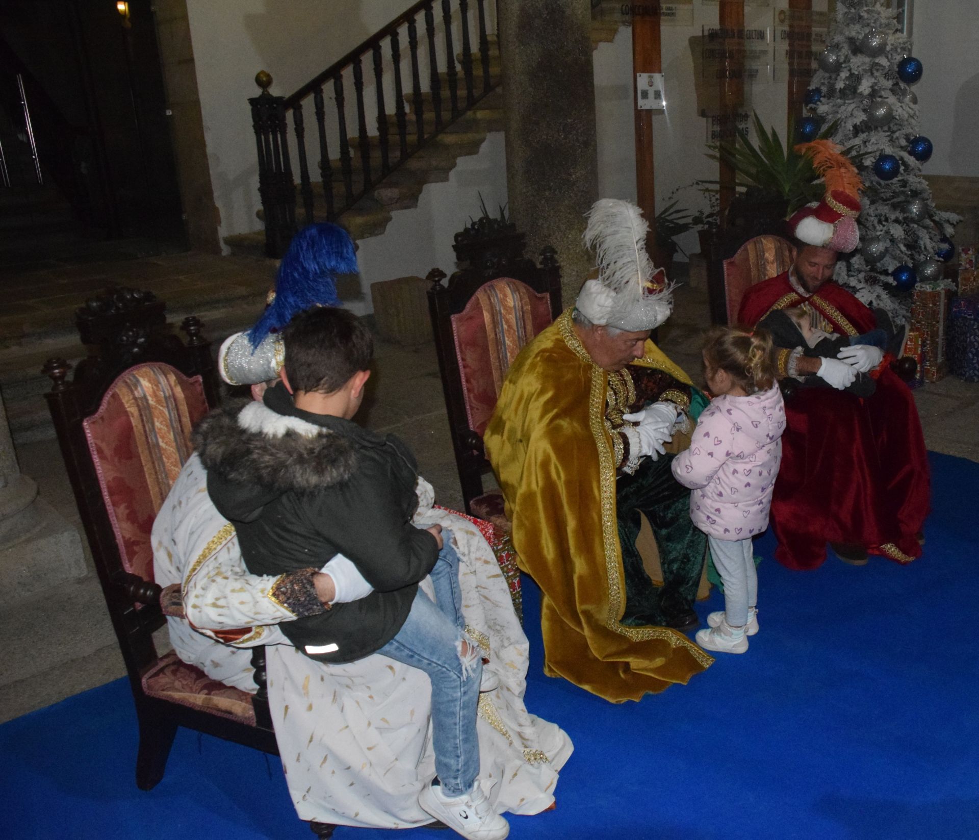 Decenas de menores entregan sus cartas a los pajes de los Reyes Magos