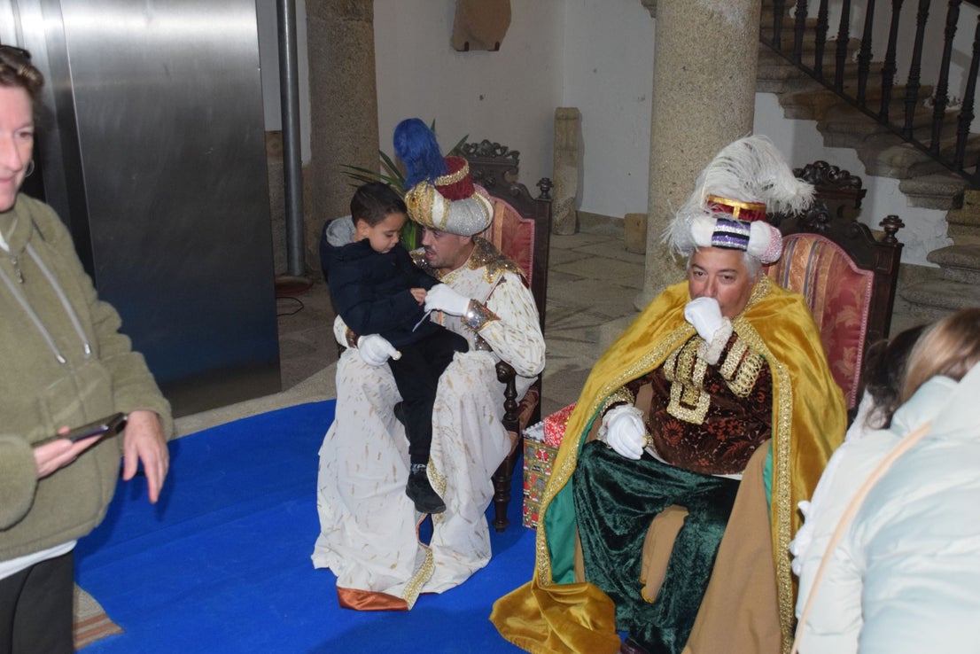 Decenas de menores entregan sus cartas a los pajes de los Reyes Magos