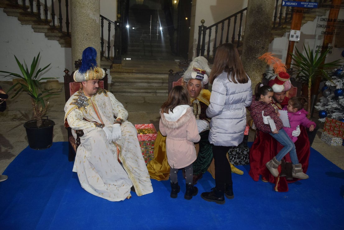 Decenas de menores entregan sus cartas a los pajes de los Reyes Magos