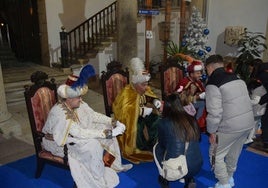 Decenas de menores entregan sus cartas a los pajes de los Reyes Magos