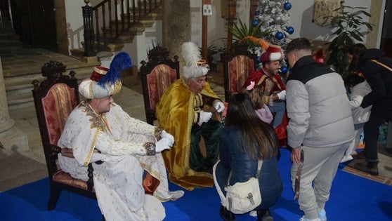 Decenas de menores entregan sus cartas a los pajes de los Reyes Magos