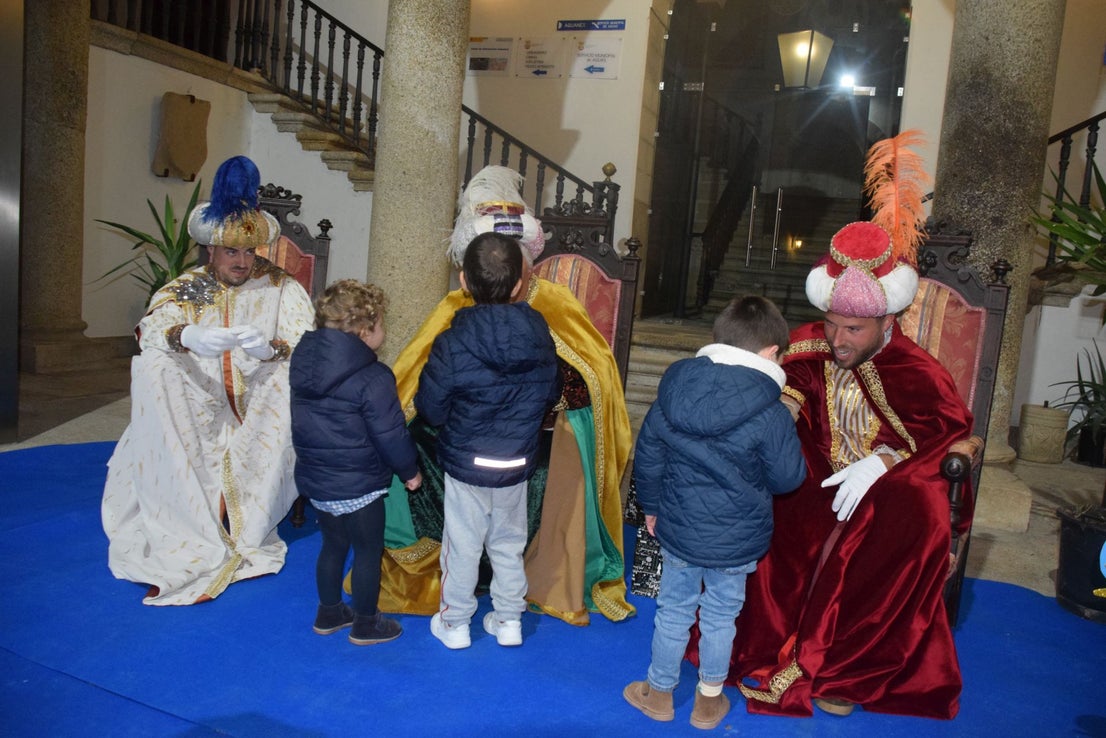 Decenas de menores entregan sus cartas a los pajes de los Reyes Magos