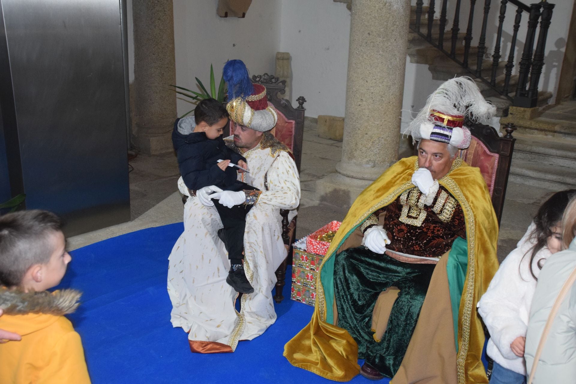 Decenas de menores entregan sus cartas a los pajes de los Reyes Magos