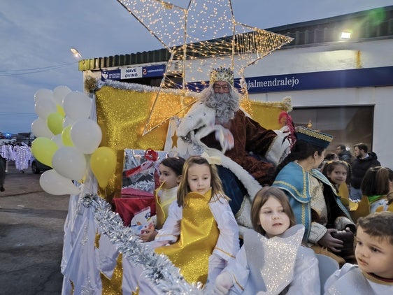 Ni la lluvia ni el frío pueden con la ilusión de la Cabalgata de Reyes