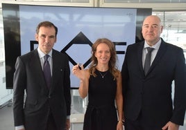 Rafael Benjumea, Rebeca Brandys y Antonio Córdova, con uno de los diamantes.