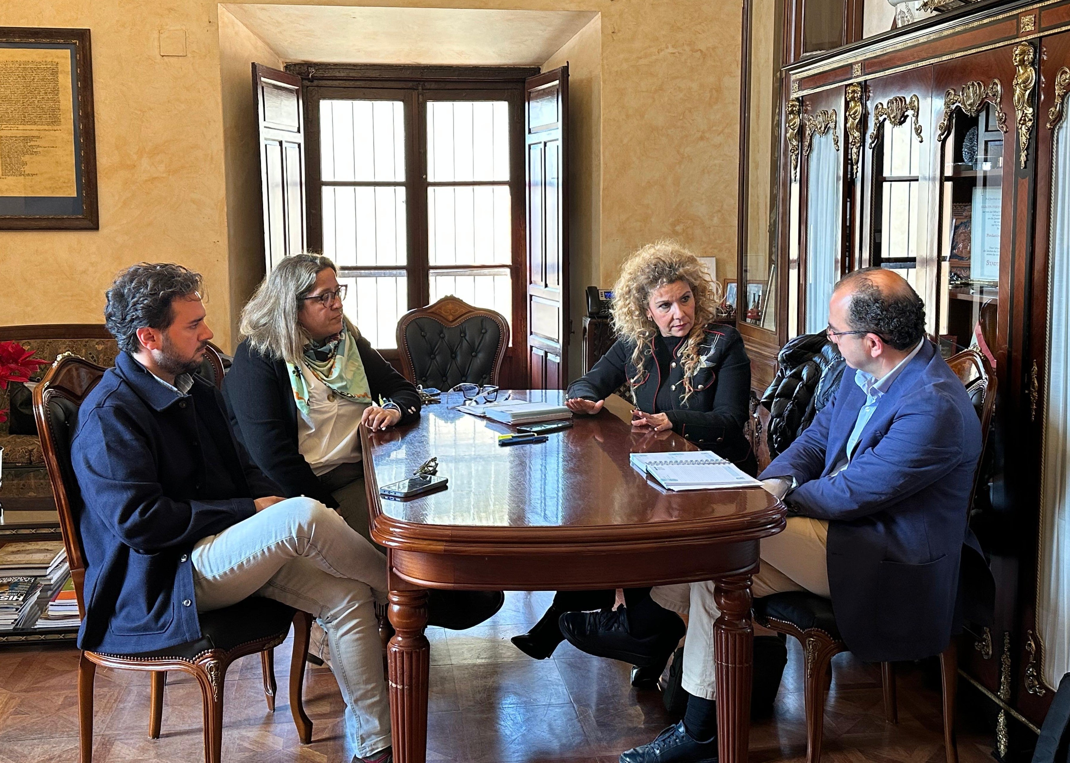 La alcaldesa e integrantes de Asemtru, en la reunión.