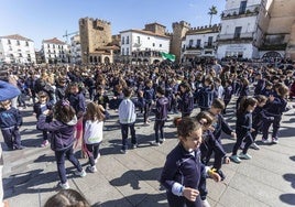 Participantes de la edición anterior, donde se bailó El Redoble, en la plaza de Cáceres.