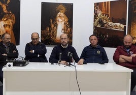 Manuel Quesada junto a dirigentes de distintas cofradías y hermandades penitenciales.
