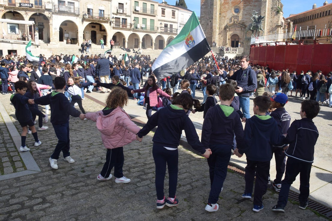 1.200 personas, entre alumnado y docentes, bailan el Chíviri
