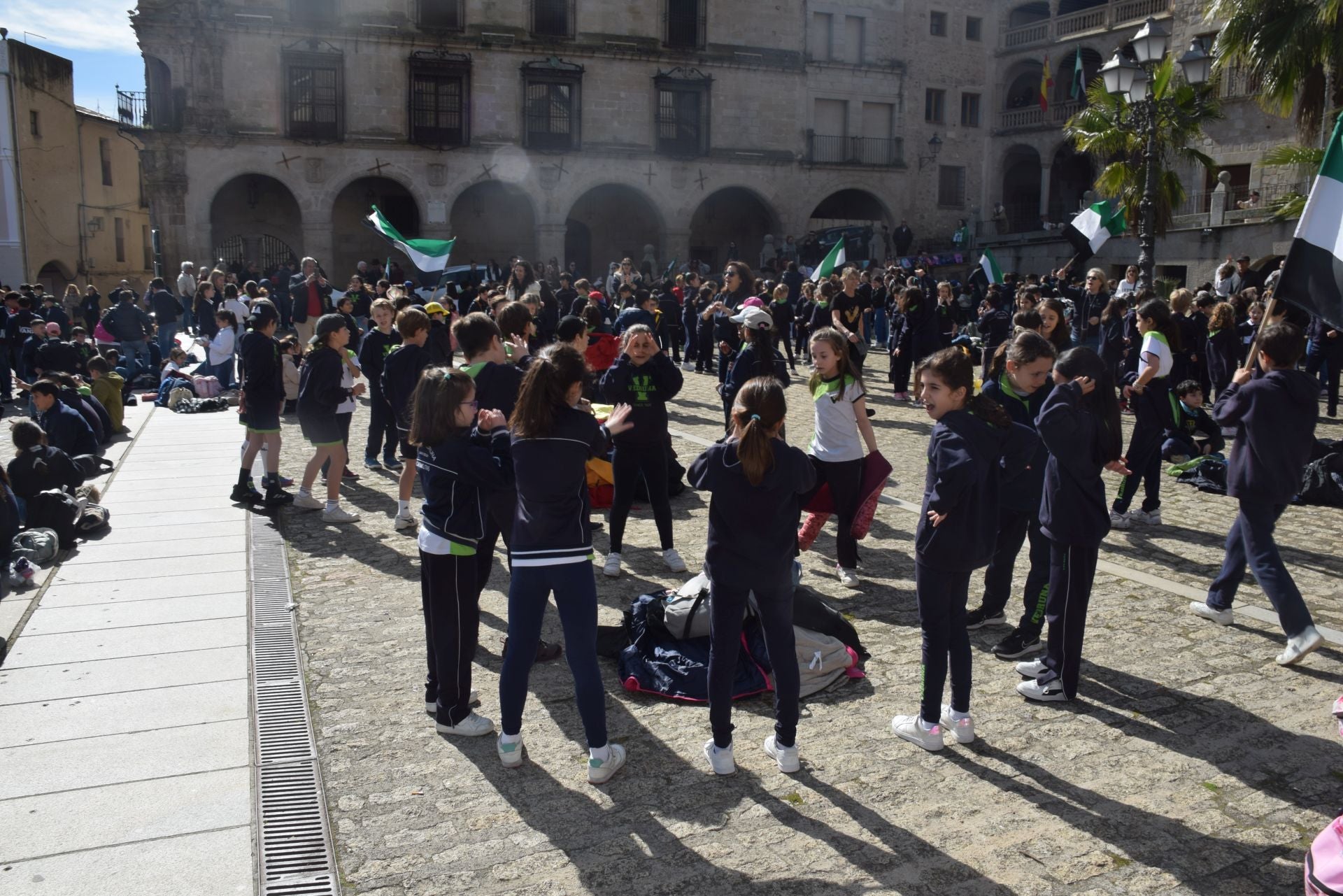 1.200 personas, entre alumnado y docentes, bailan el Chíviri