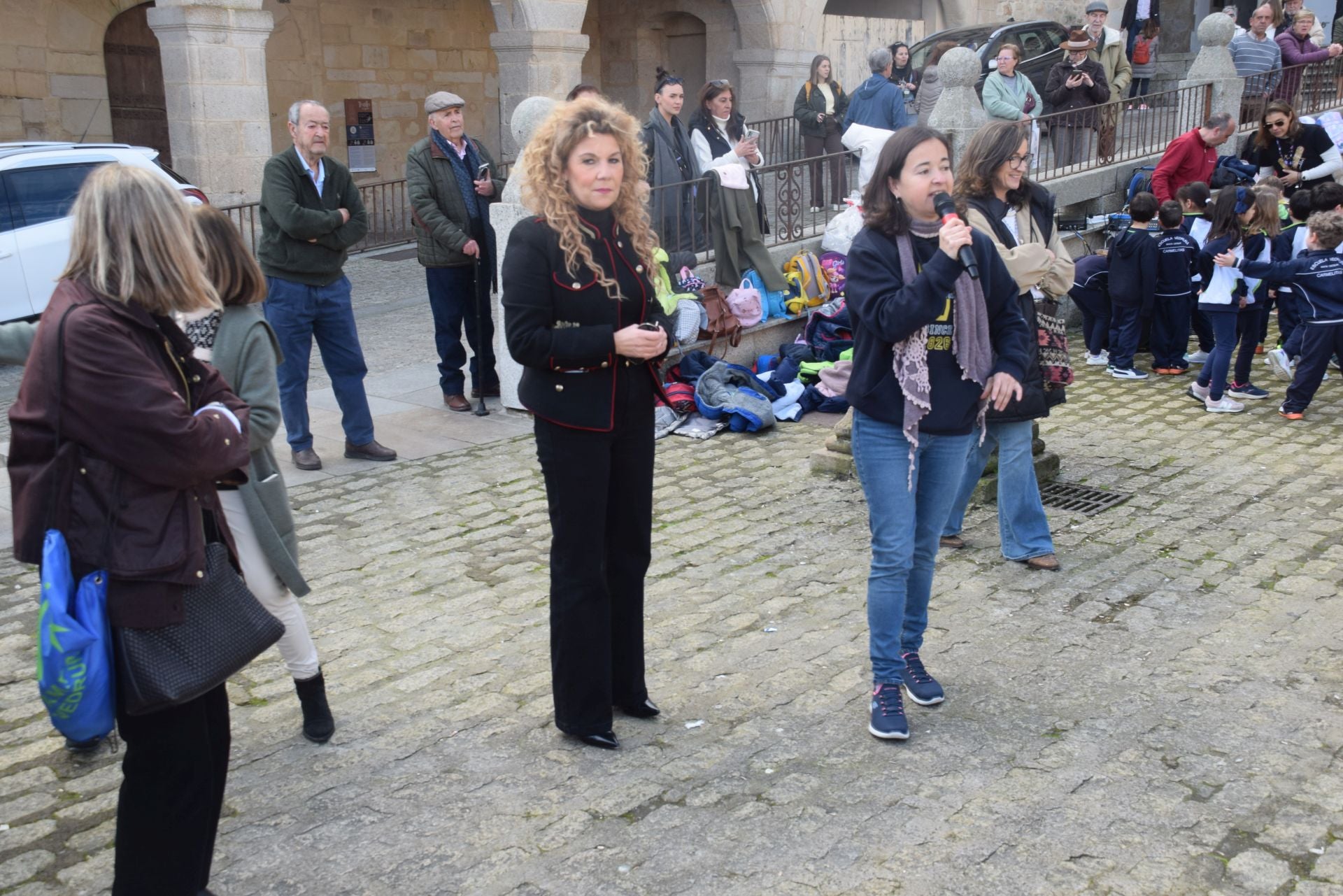 1.200 personas, entre alumnado y docentes, bailan el Chíviri