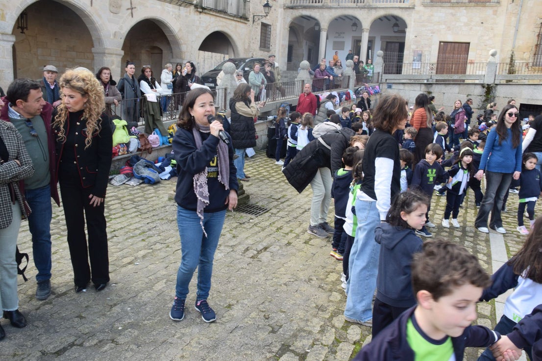 1.200 personas, entre alumnado y docentes, bailan el Chíviri