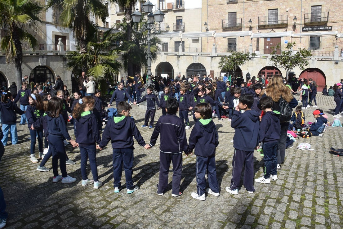 1.200 personas, entre alumnado y docentes, bailan el Chíviri