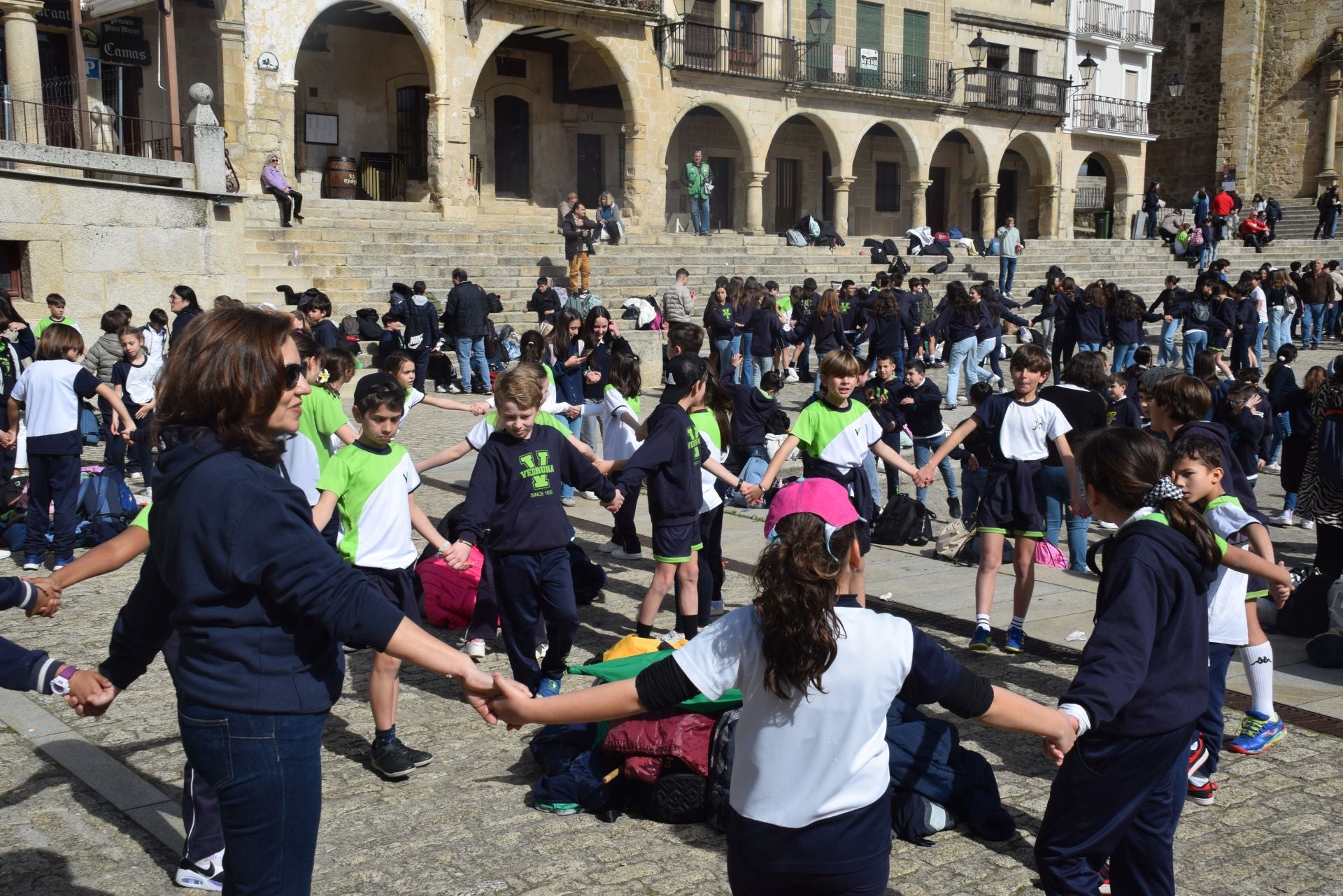 1.200 personas, entre alumnado y docentes, bailan el Chíviri