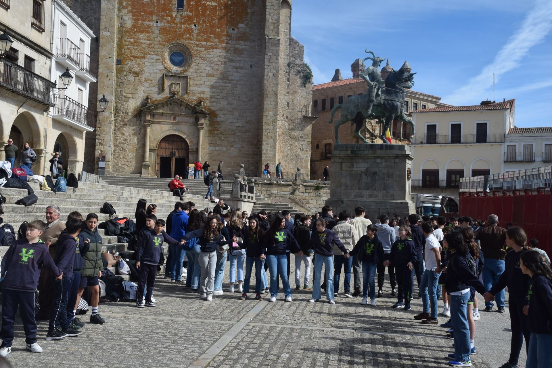 1.200 personas, entre alumnado y docentes, bailan el Chíviri