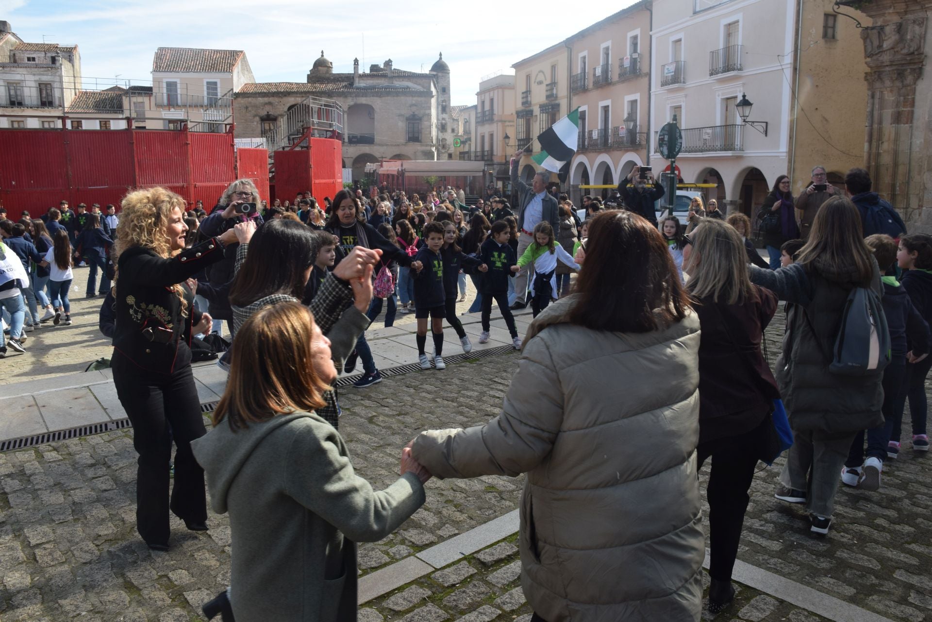 1.200 personas, entre alumnado y docentes, bailan el Chíviri