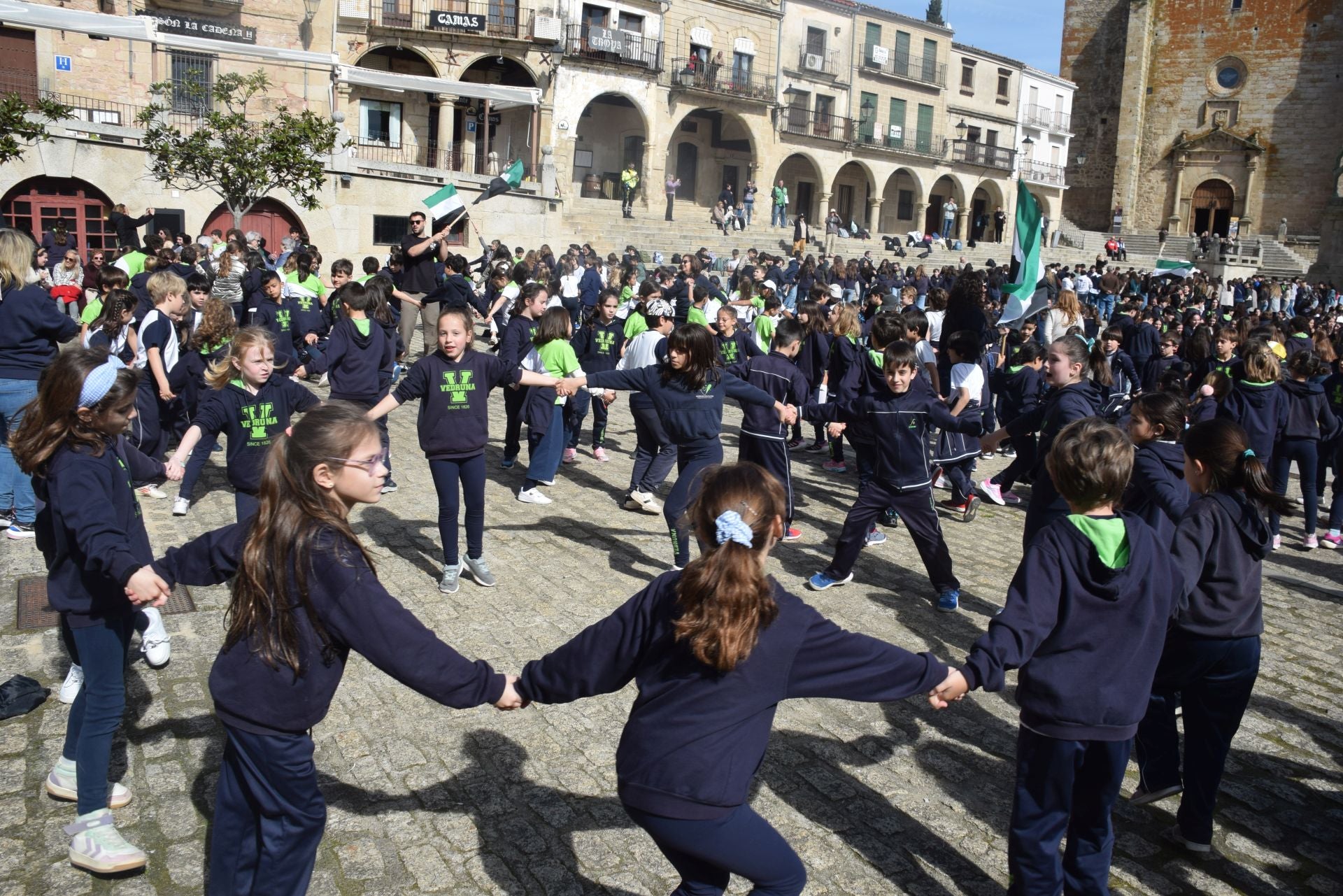 1.200 personas, entre alumnado y docentes, bailan el Chíviri