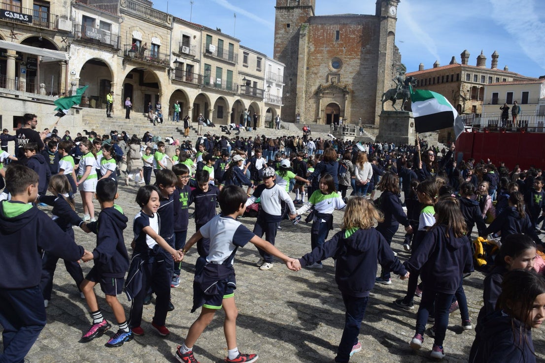 1.200 personas, entre alumnado y docentes, bailan el Chíviri